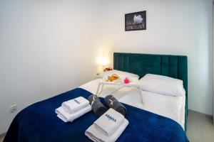 - une chambre avec un lit et des serviettes dans l'établissement Maya's Apartments, à Gdańsk