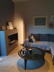 ein Wohnzimmer mit einer Couch und einem Couchtisch in der Unterkunft Poros Maisonette Apartment - Neorio in Poros