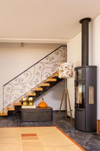 uma escada em espiral num quarto com um fogão em Casas Casal de Nino em Celorico de Basto