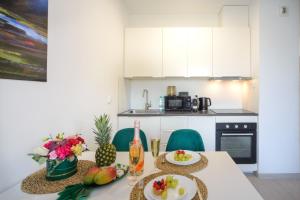 - une cuisine avec une table et des fruits dans l'établissement Maya's Apartments, à Gdańsk