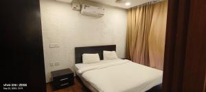 Кровать или кровати в номере Aarju Luxurious Stay Calangute