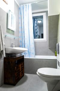 a bathroom with a sink and a toilet and a shower at #413 Gemütliche Wohnung mitten im Ruhrpott in Mülheim an der Ruhr