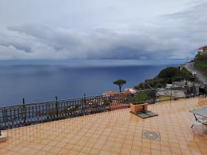 vistas al océano desde el balcón de un edificio en LA CASA DEL CAPITANO furore amalfi coast, en Furore