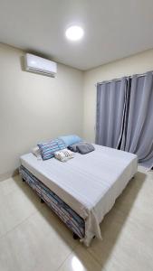 um quarto com uma cama num quarto em Bela casa nova na Chapada dos Guimarães em Chapada dos Guimarães