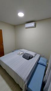 um quarto com uma cama grande e 2 cadeiras azuis em Bela casa nova na Chapada dos Guimarães em Chapada dos Guimarães