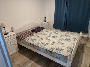 聖何塞的住宿－CATA 1. SAN JOSE ENTRE RIOS，一间卧室配有一张带蓝色和白色棉被的床
