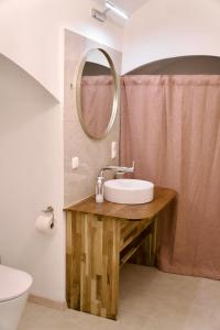 een badkamer met een wastafel en een spiegel bij exquisit home in historic vault in Gmunden