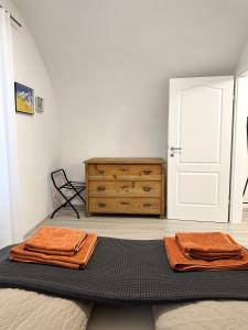 een slaapkamer met 2 handdoeken op een bed en een dressoir bij exquisit home in historic vault in Gmunden
