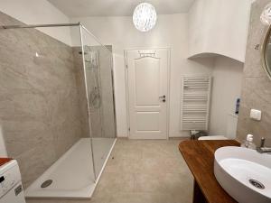 y baño con ducha y lavamanos. en exquisit home in historic vault, en Gmunden