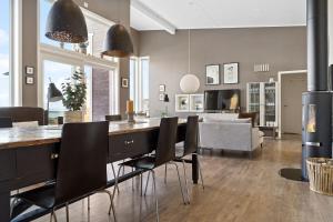 - un salon avec une table à manger et des chaises dans l'établissement Large villa in Lofoten with fantastic views - 4 bedrooms and 9 beds., à Stamsund