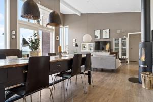 Dapur atau dapur kecil di Large villa in Lofoten with fantastic views - 4 bedrooms and 9 beds.