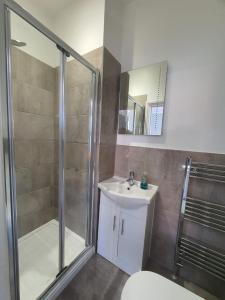 ein Bad mit einer Dusche, einem WC und einem Waschbecken in der Unterkunft Beautiful Maidstone Gem - Sleeps 2 in Kent