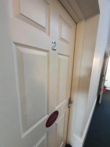 een deur met een deurknop op een muur bij Beautiful Maidstone Gem - Sleeps 2 in Kent