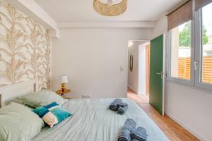 una camera da letto con un letto con due paia di scarpe sopra di ¤Maison¤ / standing / terrasse et cœur de ville ad Angers