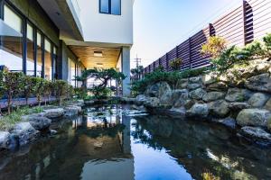 a river in the middle of a building at 漫步月眉民宿 in Guanshan