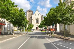 une rue vide devant une église dans l'établissement ¤Maison¤ / standing / terrasse et cœur de ville, à Angers