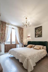 Un dormitorio con una cama grande y una lámpara de araña. en Central luxury flat with free parking, en Valencia