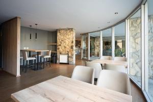 Un comedor y una cocina con mesa y sillas. en Lagos Andinos, en San Carlos de Bariloche