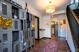 Una habitación con un montón de servidores en la pared. en The Pittsburgh Hideaway-Amazing View-3 Bedrooms, en Pittsburgh