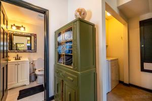 Un armario verde en un baño con inodoro. en The Pittsburgh Hideaway-Amazing View-3 Bedrooms, en Pittsburgh 50 fotos más