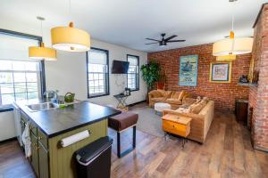 cocina y sala de estar con pared de ladrillo en The Pittsburgh Hideaway-Amazing View-3 Bedrooms, en Pittsburgh