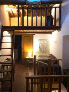 Habitación con litera y dormitorio. en Casa Della Rosa en Pitigliano