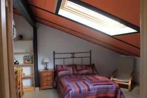 um quarto com uma cama e uma clarabóia em El Campanario. Villoria (Salamanca). em Villoría
