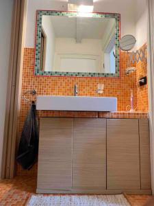 een badkamer met een wastafel en een spiegel bij Canottieri home in Omegna