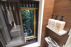 un bagno con due bottiglie di sapone su una finestra di Kyoto - House - Vacation STAY 13904 a Kyoto