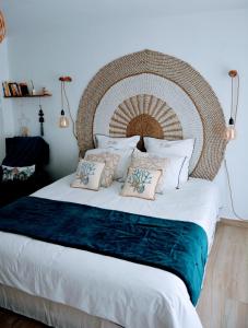 a bedroom with a large bed with a large headboard at Studio TI BO 4 in Saint Martin