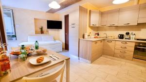 O bucătărie sau chicinetă la Montecelio Luxury Apartment