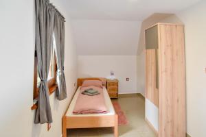 En eller flere senger på et rom på Kuća za odmor Petra