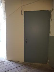 Cette chambre dispose de parquet et d'une porte blanche. dans l'établissement saba on Dadiani street, à Tbilissi