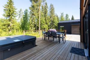 a patio with a table and chairs on a deck at Himoskuutio 8, erillistalo, ulkoporeallas in Jämsä +13 photos