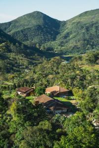 a view of a valley with houses and mountains at Projeto MAARA in Nova Friburgo