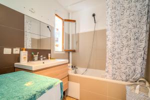 a bathroom with a tub and a sink and a shower at Grande Chambre privée chez l'habitant in Montpellier