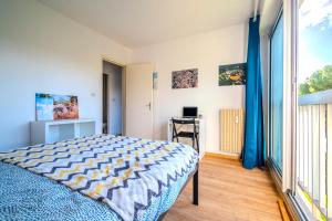 1 dormitorio con cama y ventana en Grande Chambre privée chez l'habitant, en Montpellier