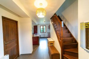 um corredor com uma escada e um candeeiro em Milly's House - Charming & Cosy em Milly-la-Forêt