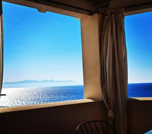 una ventana con vistas al océano en Casa del Pescatore Terrasini, en Terrasini