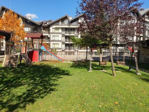 um parque com parque infantil com escorrega em Apartment ZAX B7 in Terra Complex em Bansko