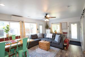 a living room with a couch and a table at Snoozy Snail Cottage in Nashville