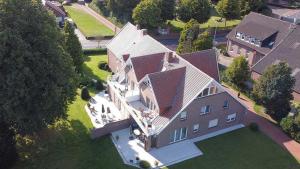 an aerial view of a large house with a yard at Ferienwohnungen Meyerhof_ 55116 in Filsum
