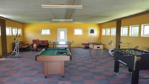 Cette chambre comprend 2 tables de ping-pong. dans l'établissement Ferienwohnungen Meyerhof_ 55116, à Filsum