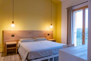 ein Schlafzimmer mit einem großen Bett und zwei Lampen in der Unterkunft Agriturismo Cà Vida in Ziano Piacentino