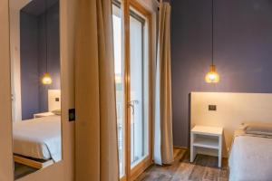 een slaapkamer met een bed en een raam met uitzicht bij Agriturismo Cà Vida in Ziano Piacentino +2 foto's