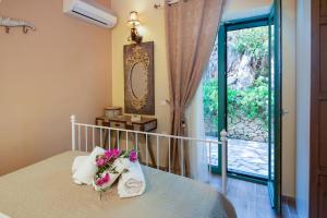 Postel nebo postele na pokoji v ubytování Lilac Lilium Artistsvillas + 32 fotografií