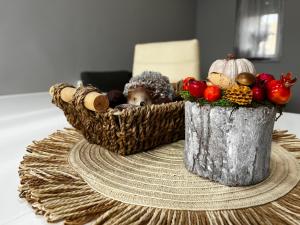 una mesa cubierta con una cesta de frutas y hortalizas en Modern two bedroom flat with balcony, en Lenti