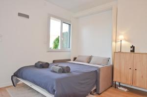 sypialnia z łóżkiem z 2 poduszkami w obiekcie Le Flore - Appartement neuf - Cannes Center w Cannes