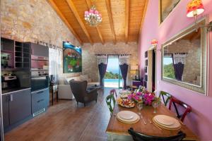 uma cozinha e sala de jantar com mesa e cadeiras em Lilac Lilium Artistsvillas em Gaios