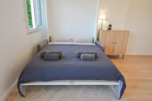 sypialnia z dużym łóżkiem z 2 poduszkami w obiekcie Le Flore - Appartement neuf - Cannes Center w Cannes
